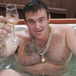 Après avoir gagné 11 millions d'euros au loto, il se ruine et travaille maintenant dans une biscuiterie ! 16 michael carroll