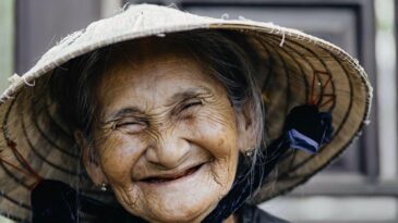 old woman 5893415 1280